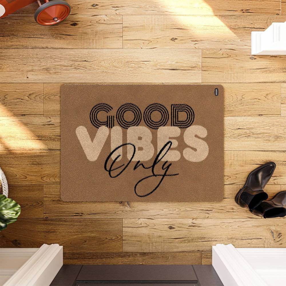 Mótif Good vibes only - Lichtbruine wasbare deurmat met leuke tekst